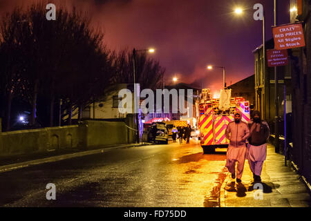 Bradford West Yorks. 28 janvier 2016. La scène de Lumb Lane à environ 19h00. Incendie au moulin, sur Drummonds Lumb Lane dans l'incendie de l'usine Drummonds, Bradford. Manningham a commencé vers 11h30, et est abordé par environ 100 pompiers. Personnes ont été évacuées d'une centaine de maisons autour de Lumb Lane, Manningham Lane et Grosvenor Road. Crédit : Ian Wray, Alamy Live News Banque D'Images