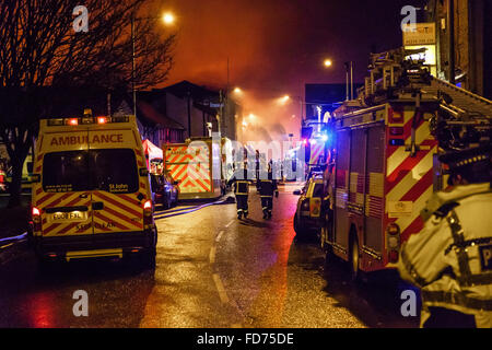 Bradford West Yorks. 28 janvier 2016. La scène de Lumb Lane à environ 19h00. Incendie au moulin, sur Drummonds Lumb Lane dans l'incendie de l'usine Drummonds, Bradford. Manningham a commencé vers 11h30, et est abordé par environ 100 pompiers. Personnes ont été évacuées d'une centaine de maisons autour de Lumb Lane, Manningham Lane et Grosvenor Road. Crédit : Ian Wray, Alamy Live News Banque D'Images