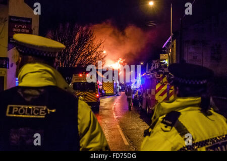 Bradford West Yorks. 28 janvier 2016. La scène de Lumb Lane à environ 19h00. Incendie au moulin, sur Drummonds Lumb Lane dans l'incendie de l'usine Drummonds, Bradford. Manningham a commencé vers 11h30, et est abordé par environ 100 pompiers. Personnes ont été évacuées d'une centaine de maisons autour de Lumb Lane, Manningham Lane et Grosvenor Road. Crédit : Ian Wray, Alamy Live News Banque D'Images