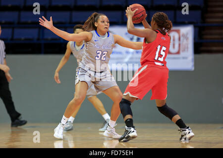 La Nouvelle Orléans en Louisiane, USA. 27 Jan, 2016. Danielle Davis # 32 de la New Orleans Privateers défend contre Airi Hamilton # 15 de la Nicholls Colonels au cours de l'action de jeu de basket-ball de NCAA entre la Nouvelle Orléans et les corsaires Nicholls State Colonels au Lakefront Arena de la Nouvelle Orléans en Louisiane. UNO défait Nicholls 62-55. Steve Dalmado/Cal Sport Media/Alamy Live News Banque D'Images