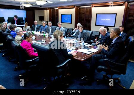 Washington DC, USA. 26 janvier, 2016. Président américain Barack Obama organise une réunion sur l'épidémie du virus Zika dans la situation Room de la Maison Blanche le 26 janvier 2016 à Washington, DC. Banque D'Images