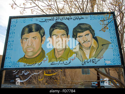 Inscrivez-hommage à soldats tombés pendant la guerre entre l'Iran et l'iraq , Comté Ardakan, Aqda, Iran Banque D'Images