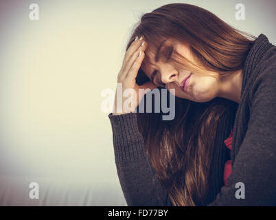Très paintful de tête. Femme malsaine dans la douleur. Fort mal de Sharp. Banque D'Images