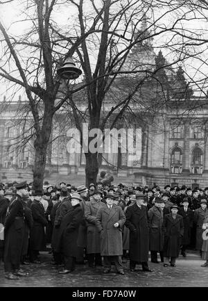 L'écoute de la radio publique, 1938 Banque D'Images