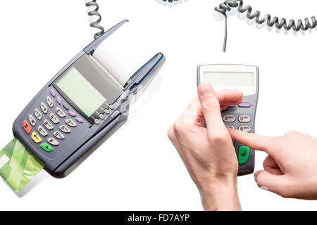 L'homme à l'aide clavier du terminal de paiement, saisissez un code pin.Over white Banque D'Images