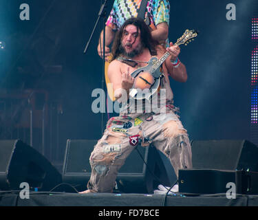 Joe Hymas hippie de la bande rockgrass Bugo effectue au Festival victorieux à Portsmouth Banque D'Images