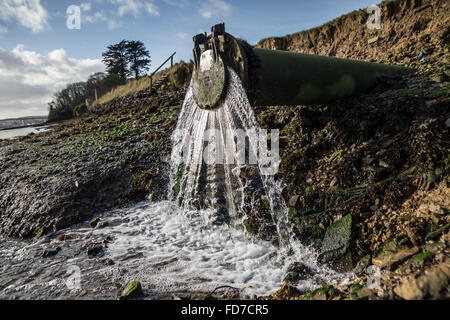 L'eau s'écoule des déchets d'une sortie du tuyau d'eau de déchets dans la rivière dans le Devon UK Banque D'Images