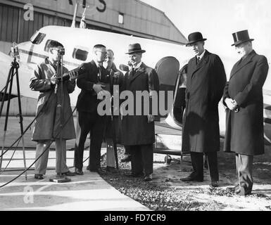 Chamberlain et Halifax sur l'Aérodrome Heston, Septembre 1938 Banque D'Images