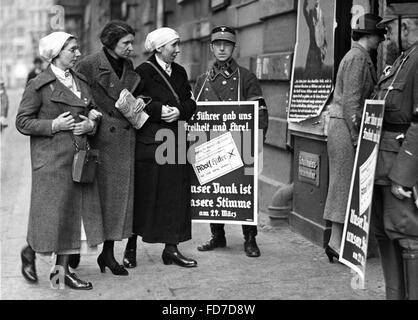 Les membres de la Croix-Rouge comme préposés au vote pour des élections du Reichstag, 1936 Banque D'Images