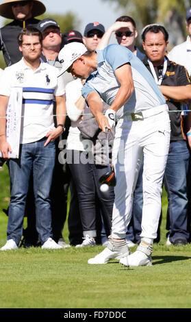 San Diego, Californie, USA. 28 janvier, 2016. Rickie Fowler tees off au 18e trou du parcours nord pendant le premier tour de l'assurance des agriculteurs ouvrent à parcours de golf de Torrey Pines à San Diego, Californie. Justin Cooper/CSM/Alamy Live News Banque D'Images