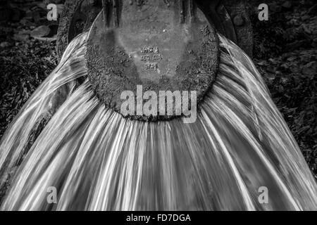 L'eau s'écoule des déchets d'une sortie du tuyau d'eau de déchets dans la rivière dans le Devon UK Banque D'Images