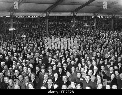 Public pendant un discours d'Adolf Hitler, 1936 Banque D'Images