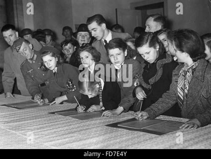 Les enfants signer la liste de félicitations pour l'anniversaire de Hitler, 1941 Banque D'Images