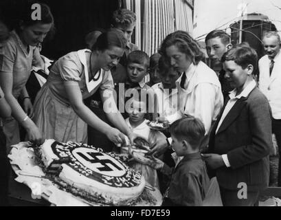 Gâteau d'anniversaire d'Hitler est partagé, 1934 Banque D'Images