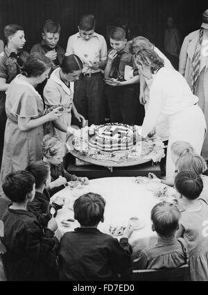 Gâteau d'anniversaire d'Hitler est partagé, 1934 Banque D'Images