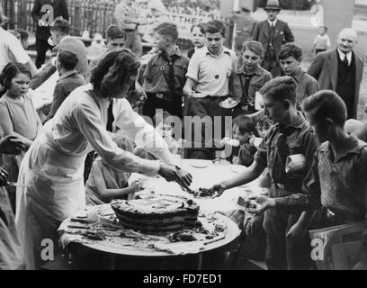 Gâteau d'anniversaire d'Hitler est partagé, 1934 Banque D'Images