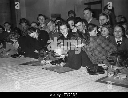 La signature des listes de félicitations pour l'anniversaire de Hitler à la Chancellerie du Reich, 1941 Banque D'Images