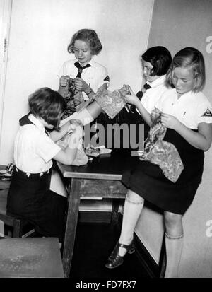 Les membres de la BDM faisant de l'artisanat à Berlin-Charlottenburg, 1939 Banque D'Images