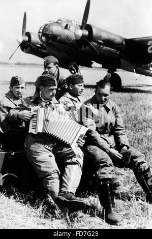 Les pilotes allemands en face de leur avion, 1940 Banque D'Images