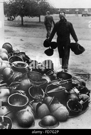 Casques de soldats alliés dans un camp de transit de prisonniers, 1944 Banque D'Images