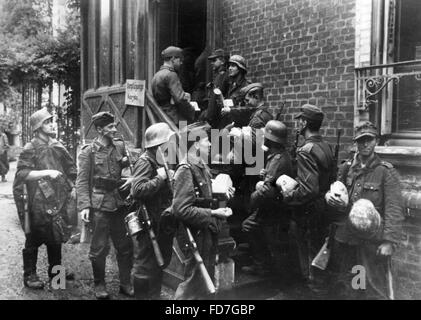 Des soldats de la Wehrmacht, reçoivent des rations alimentaires, 1944 Banque D'Images