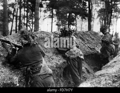 Des soldats de la Wehrmacht, dans une tranchée sur le front de l'Ouest, 1945 Banque D'Images