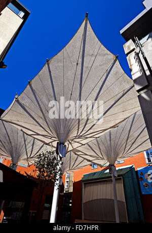 Parapluies dans inversé géant meeting house square Temple Bar Dublin Ireland Banque D'Images