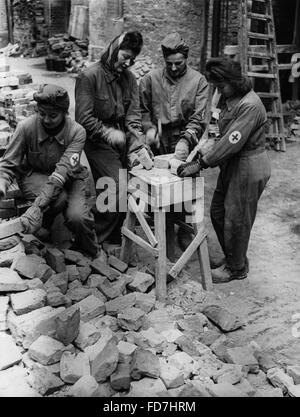 Nettoyage après un raid aérien, 1944 Banque D'Images