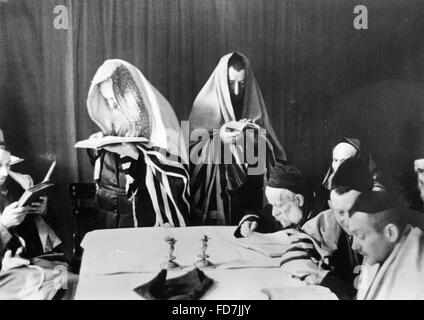 Juifs en prière dans le Ghetto de Varsovie, 1941 Banque D'Images