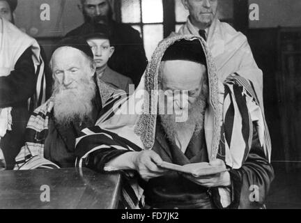 Juifs en prière dans le Ghetto de Varsovie, 1941 Banque D'Images