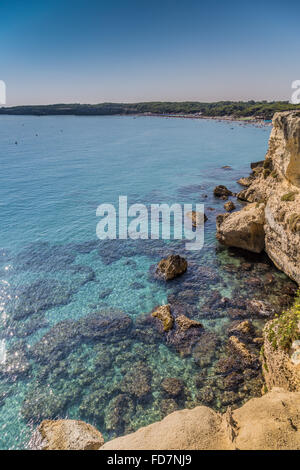 Crique rocheuse sur la côte du Salento dans les Pouilles en Italie Banque D'Images