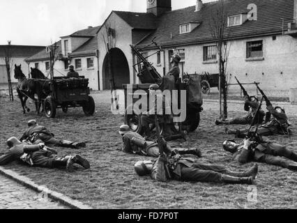 Compagnie de mitrailleurs pendant un exercice, 1939 Banque D'Images