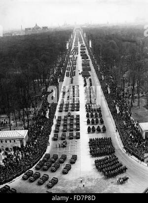 Défilé militaire de la Wehrmacht à l'occasion de l'anniversaire de Hitler à Berlin, 1939 Banque D'Images