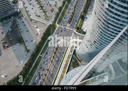 Vue aérienne d'une route de banlieue et parking. Banque D'Images