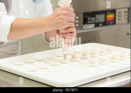 Faire un boulanger dans une boulangerie macaron français. Banque D'Images