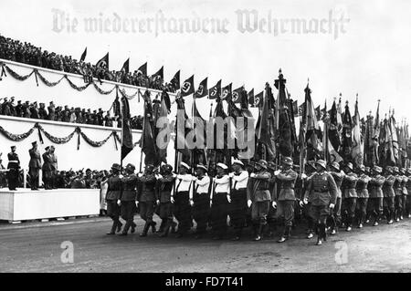 Parade du drapeau de la nouvelle Wehrmacht à Nuremberg, 1935 Banque D'Images