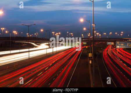 Des sentiers de lumière blanc et rouge de la circulation sur l'autoroute. Banque D'Images