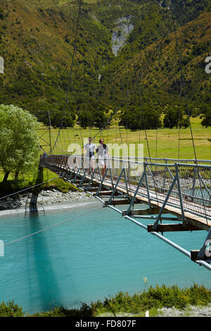 Les gens sur pont suspendu au-dessus de la rivière Matukituki Matukituki Valley, West Branch, près de Wanaka, Otago, île du Sud, Nouvelle-Zélande Banque D'Images