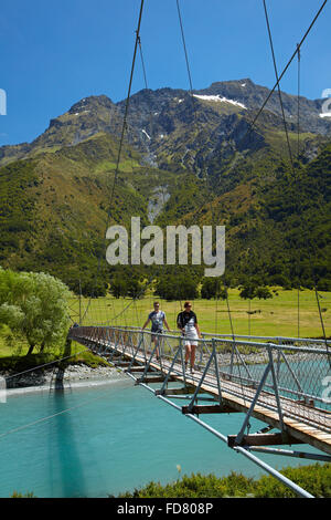 Les gens sur pont suspendu au-dessus de la rivière Matukituki Matukituki Valley, West Branch, près de Wanaka, Otago, île du Sud, Nouvelle-Zélande Banque D'Images