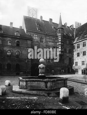L'Alter Hof avec fontaine à Munich, vers 1900 Banque D'Images