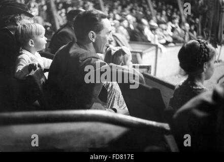 Joseph Goebbels avec sa famille à la Couronne de cirque, 1937 Banque D'Images