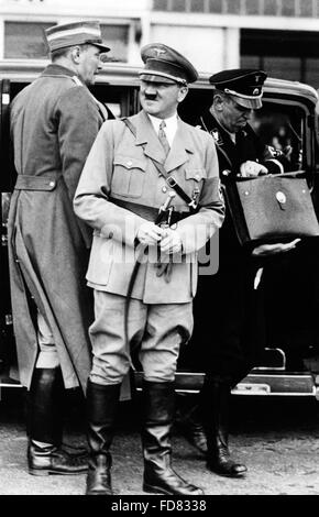 Adolf Hitler avec un fouet de chien, 1924 Banque D'Images