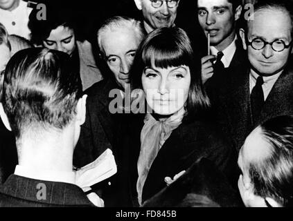 Greta Garbo avec des journalistes à New York, 1938 Banque D'Images