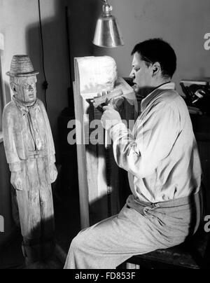 Paul Dahlke travaille sur un sculpteur en bois, 1939 Banque D'Images