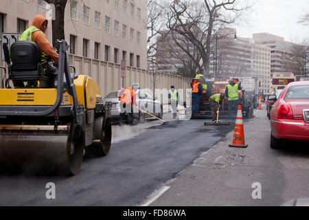 Les travailleurs municipaux de réasphaltage - USA Banque D'Images