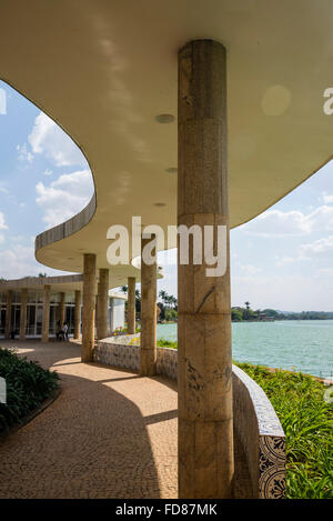 Casa do Baile, ou Maison de la danse, conçu par Oscar Niemeyer, Pampulha, Belo Horizonte, Minas Gerais, Brésil Banque D'Images