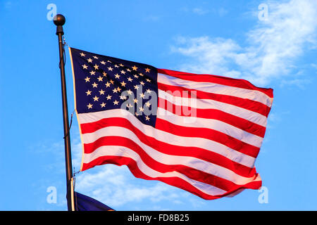 Drapeau américain sur la colline du Capitole à Salt Lake City, Utah. Banque D'Images