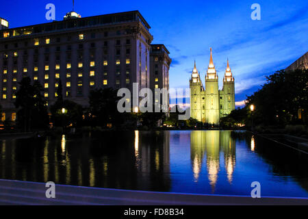 Temple de l'Église de Jésus-Christ des Saints des Derniers Jours compte dans la piscine la nuit, Salt Lake City, Utah. Salt Lake City i Banque D'Images