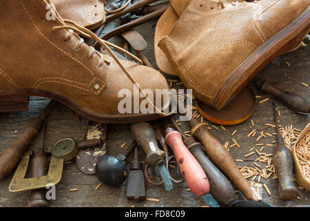 Vieux outils de cordonnier Chaussures à la main, atelier sur banc. Banque D'Images