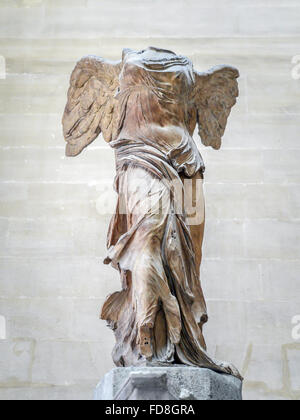 PARIS, FRANCE - 28 août 2013 : Victoire de Samothrace de Samothrace, également appelés Nike de Samothrace, exposées au musée du Louvre Banque D'Images